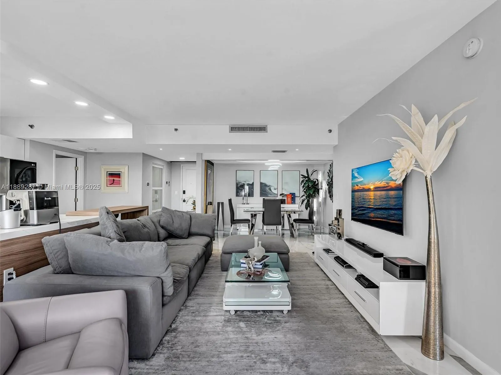 20191 E Country Club Dr, #511