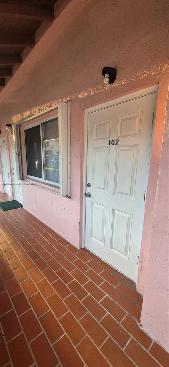 8019 Lake Dr, #102