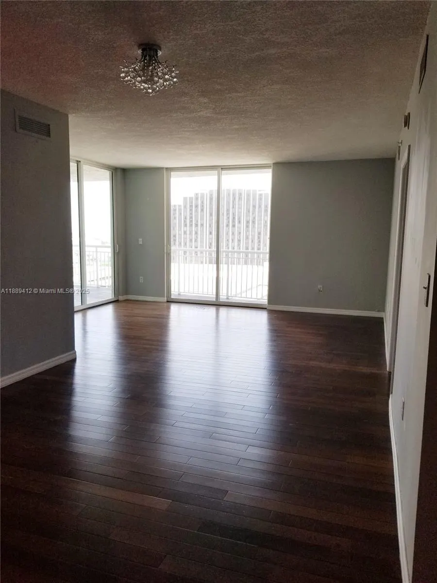 275 NE 18th St, #1907