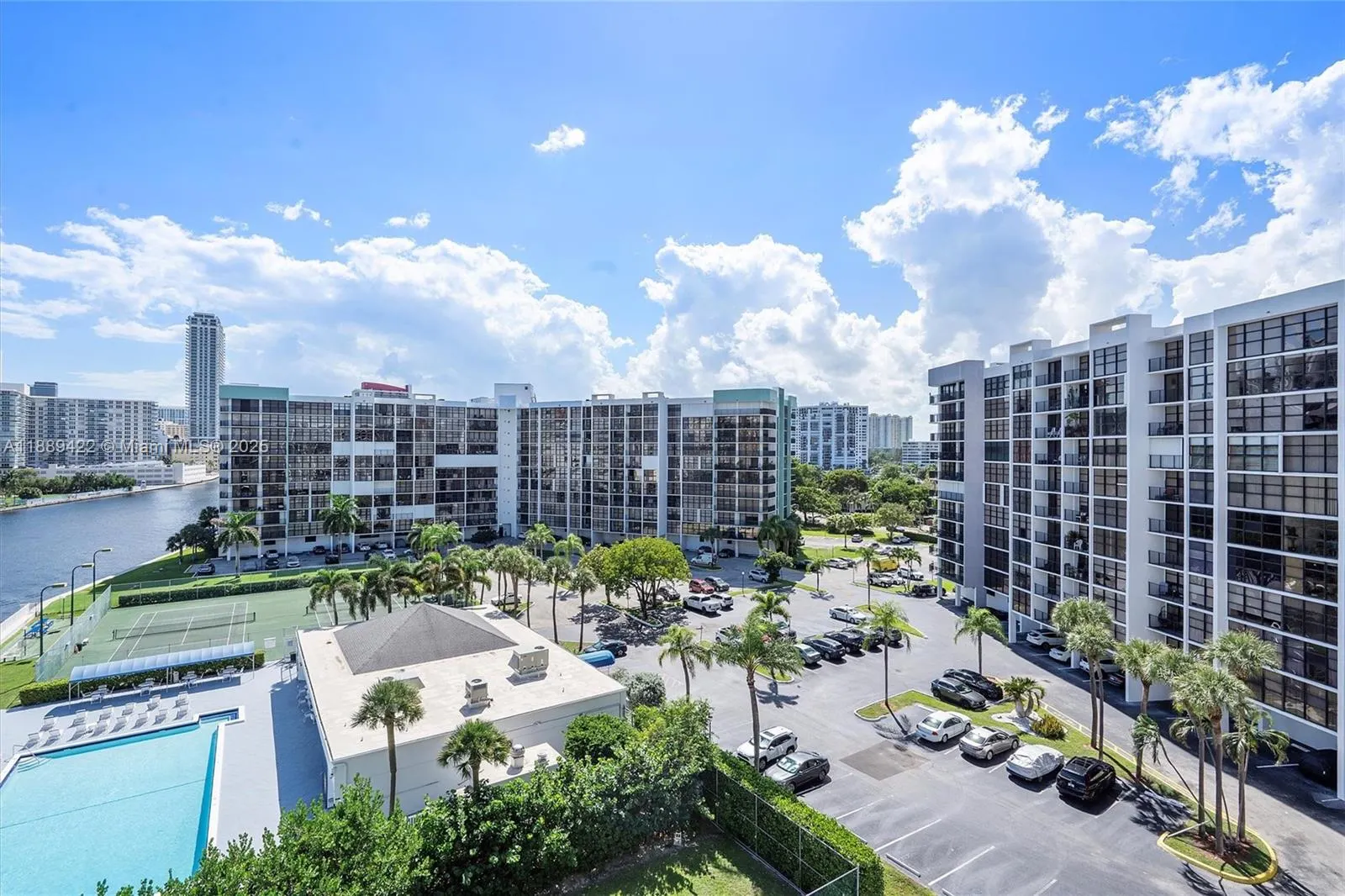 600 Parkview Dr, #820