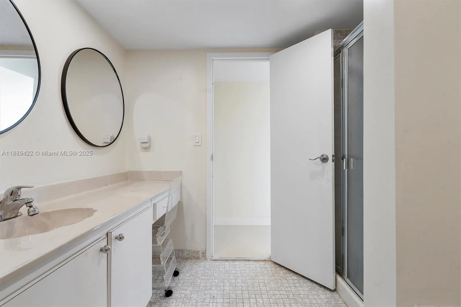 600 Parkview Dr, #820