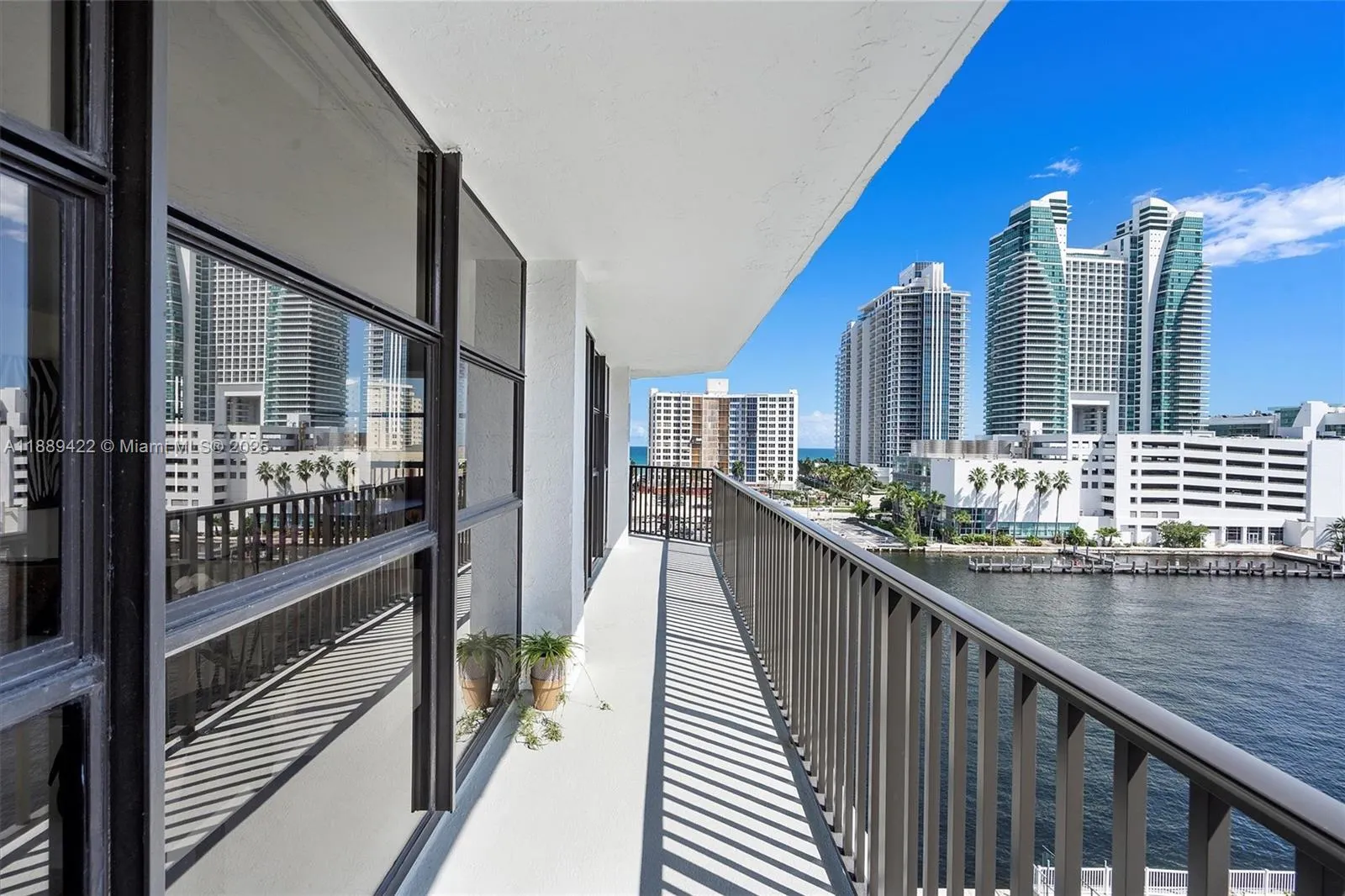 600 Parkview Dr, #820