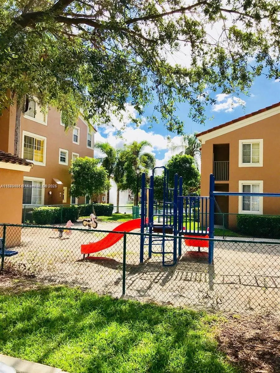 4852 N State Road 7, #3106