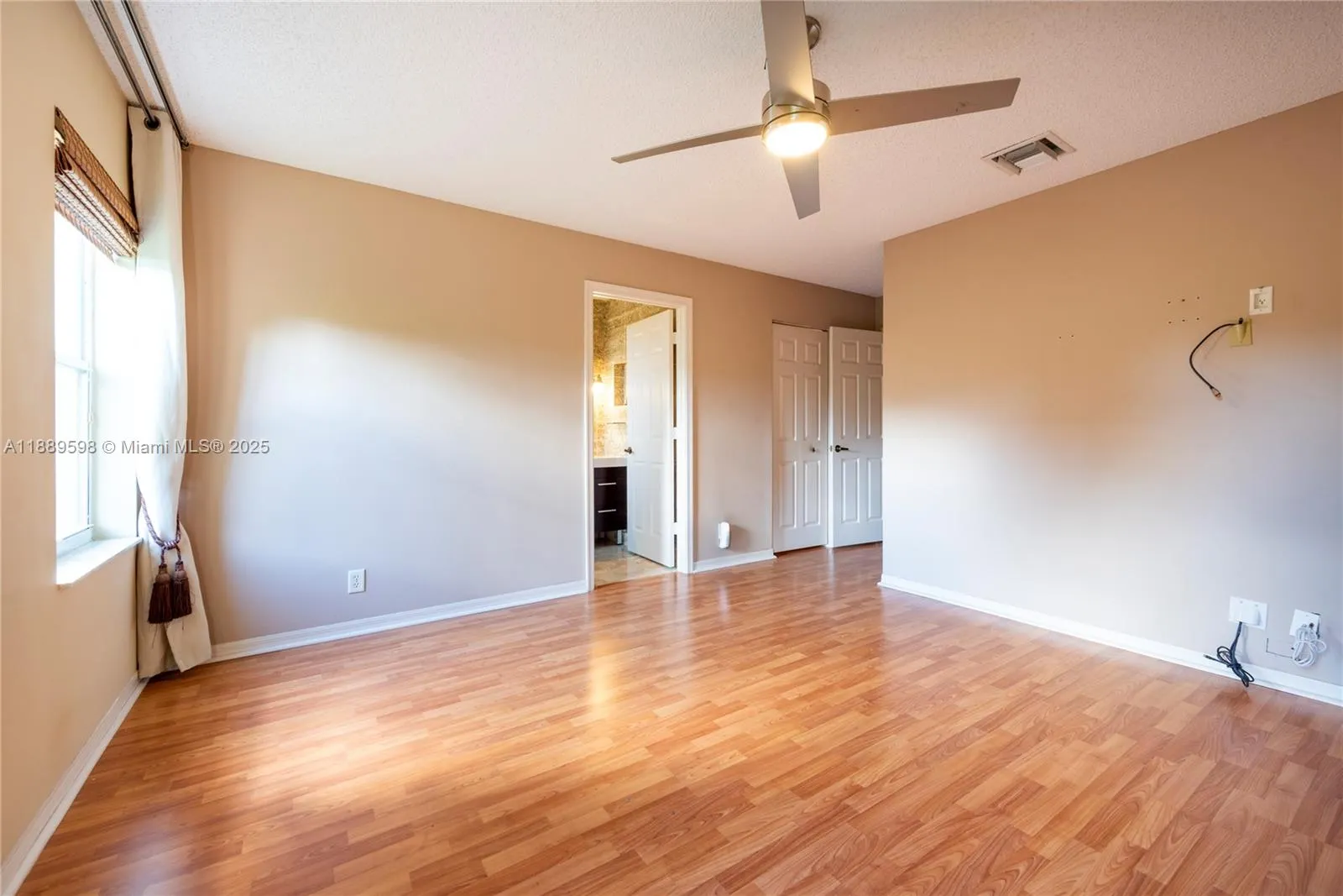 1886 Sirius Ln