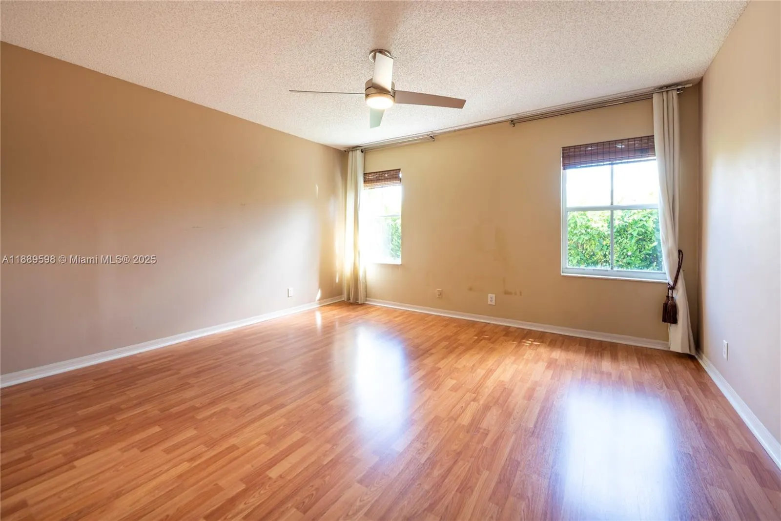 1886 Sirius Ln
