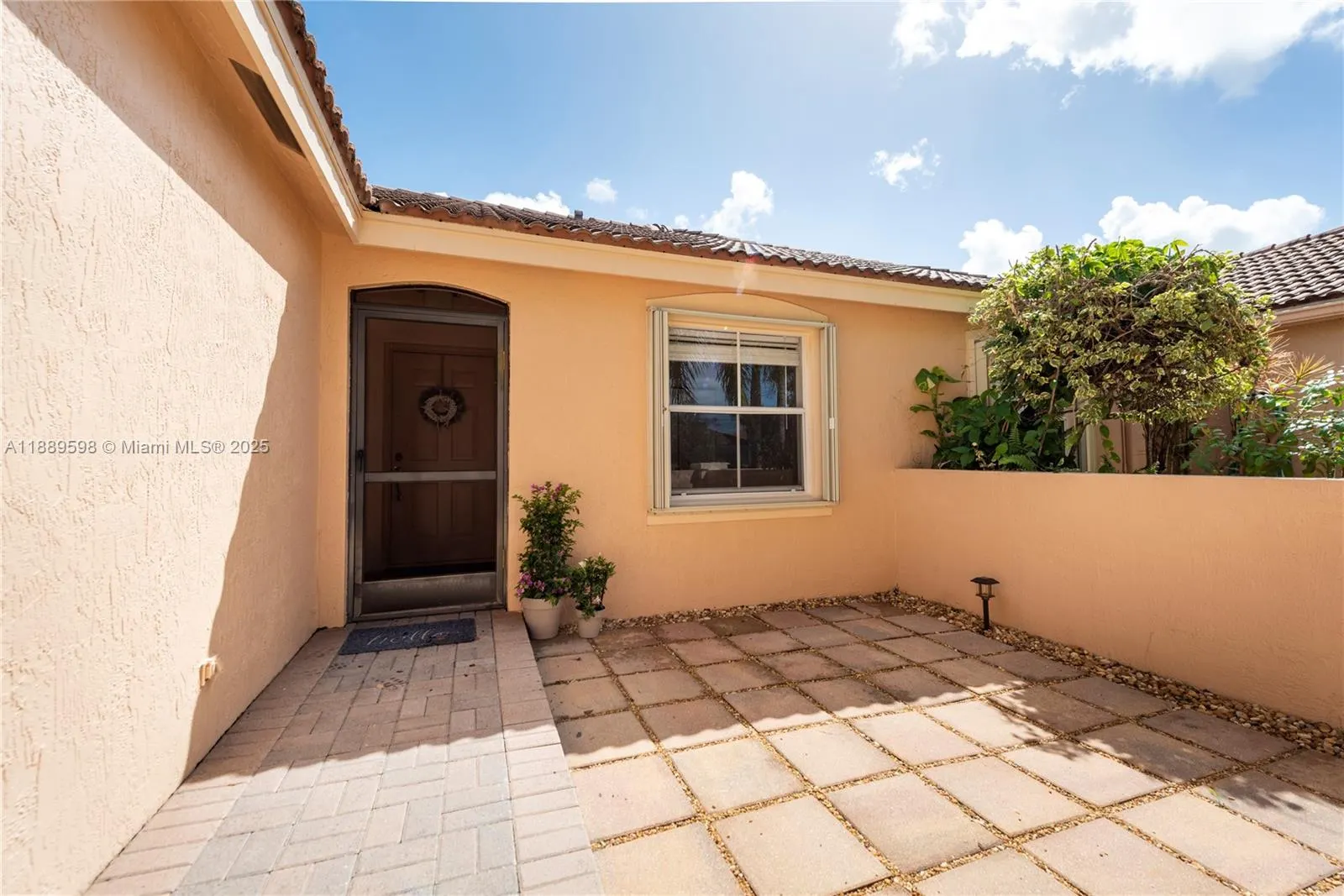 1886 Sirius Ln