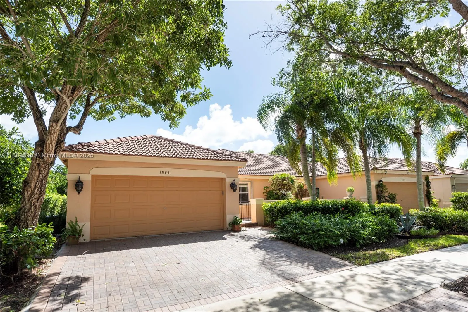 1886 Sirius Ln
