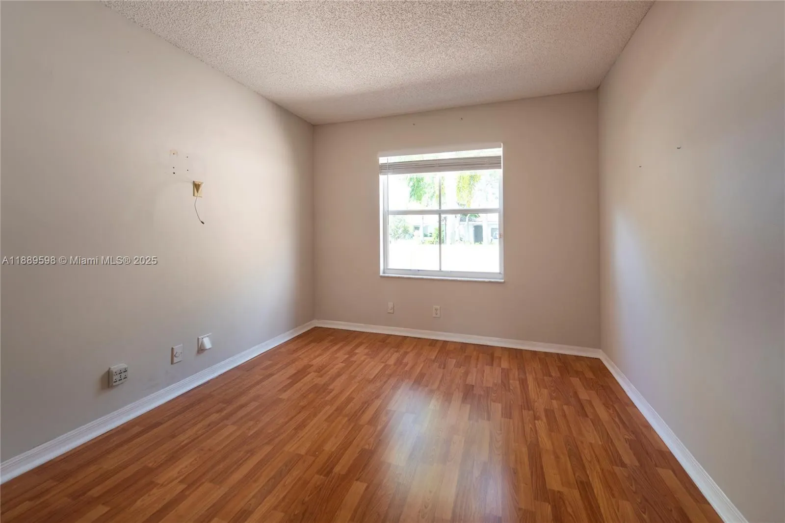 1886 Sirius Ln