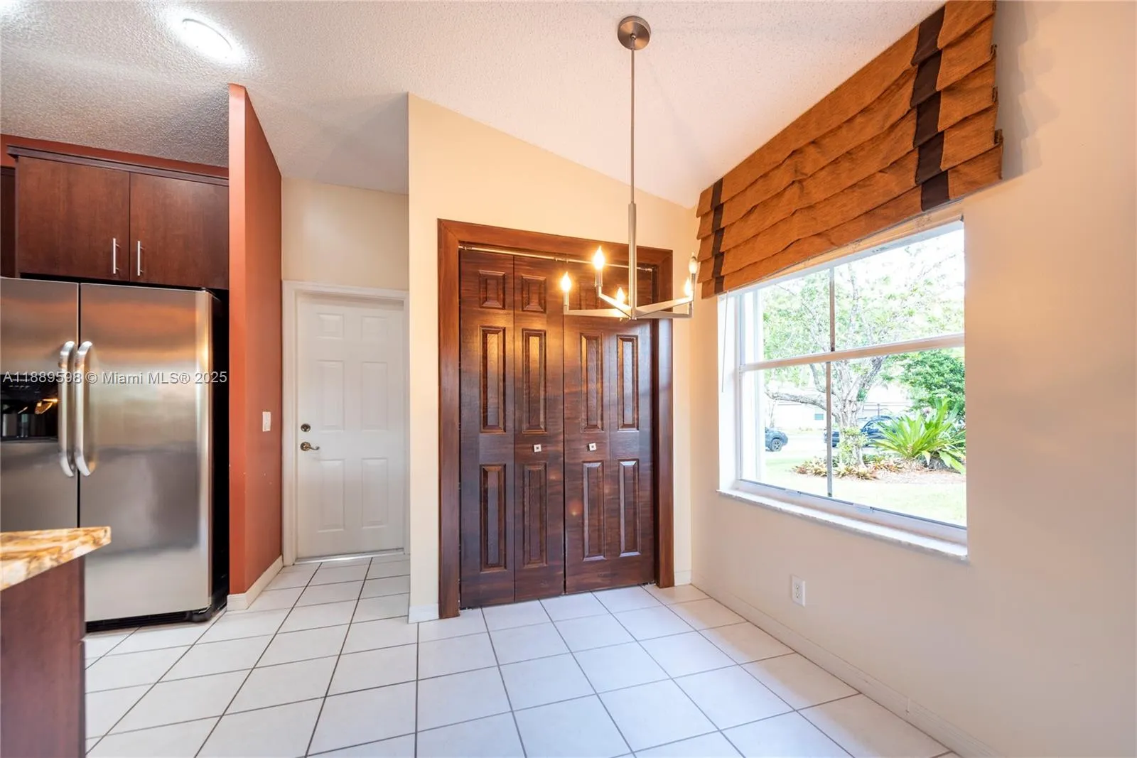 1886 Sirius Ln