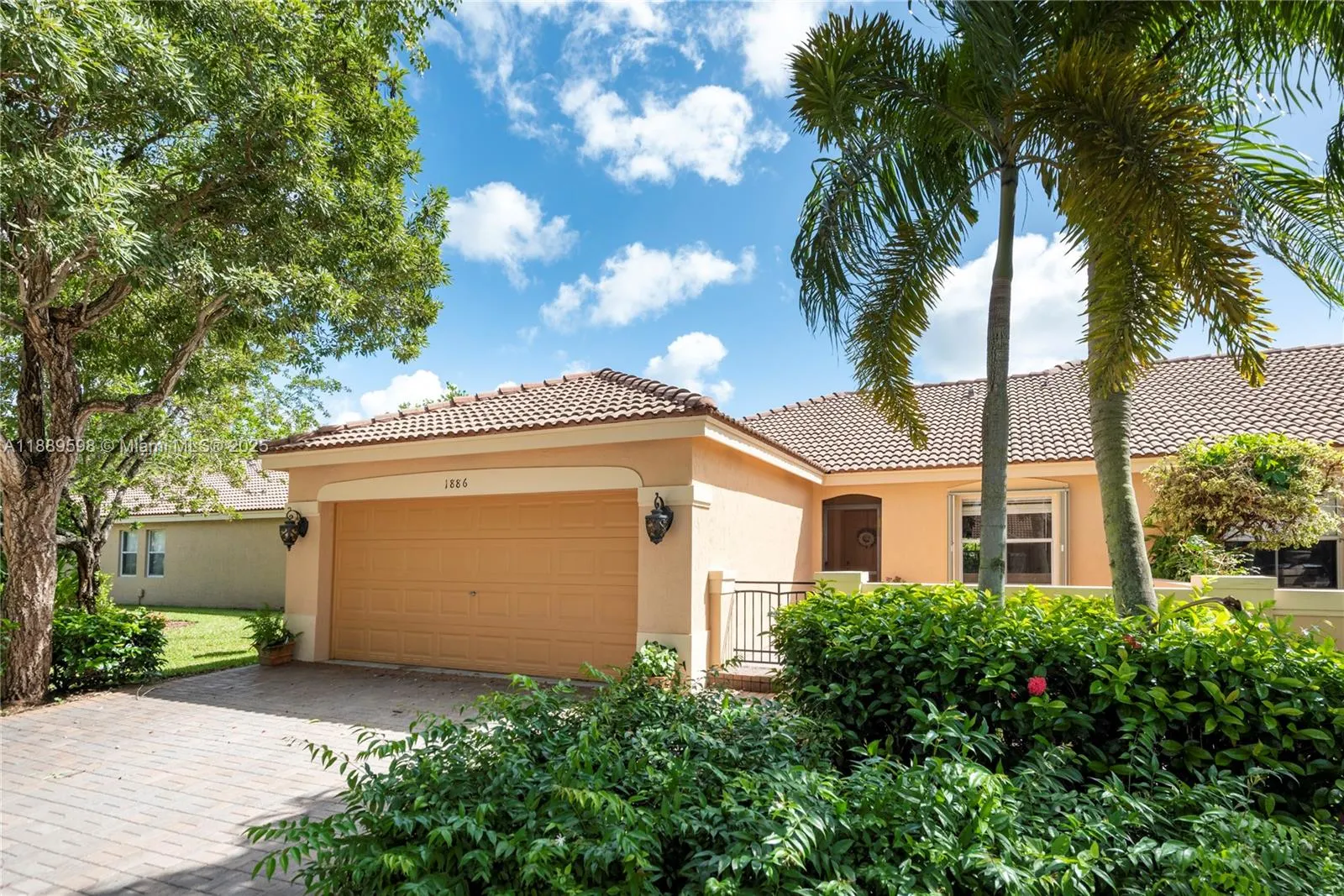 1886 Sirius Ln
