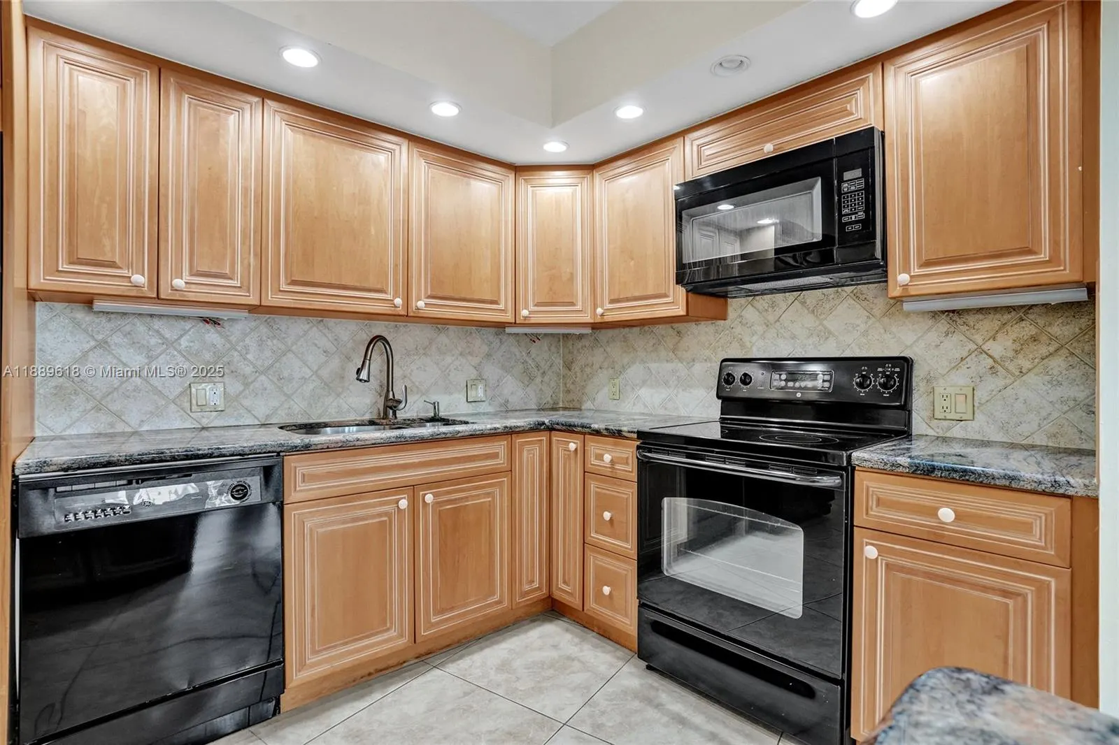 20281 E Country Club Dr, #2110