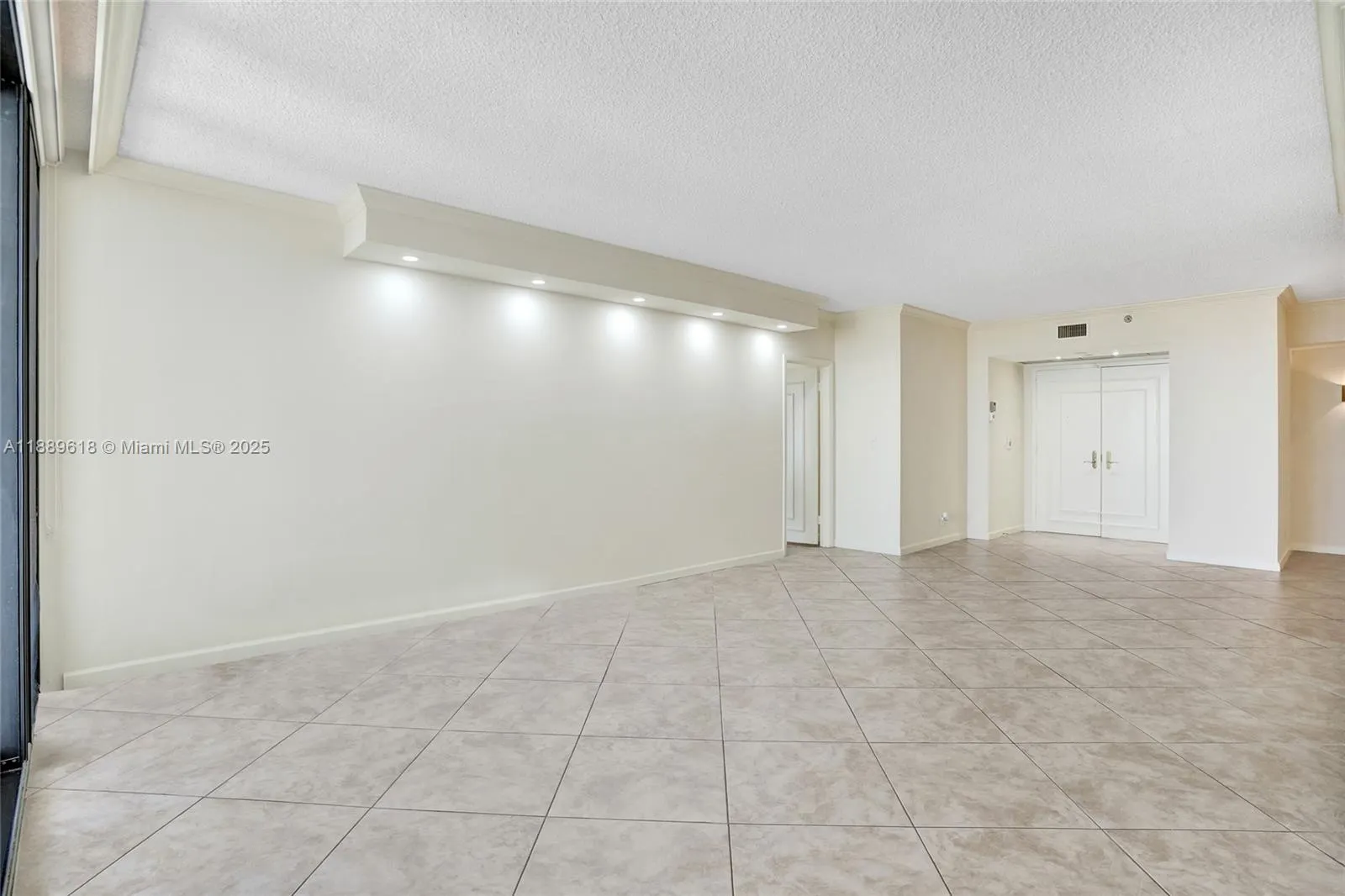 20281 E Country Club Dr, #2110