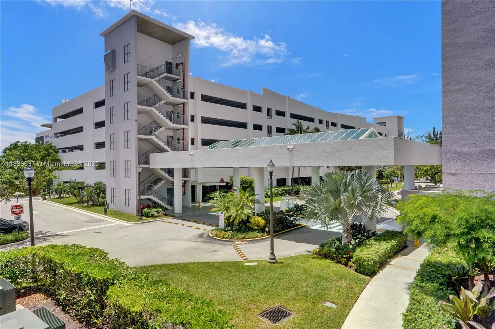 14951 Royal Oaks Ln, #1704