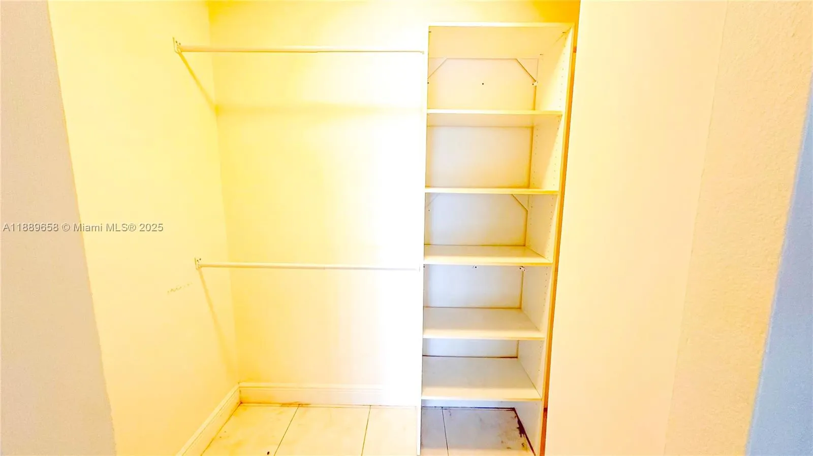 800 Parkview Dr, #323