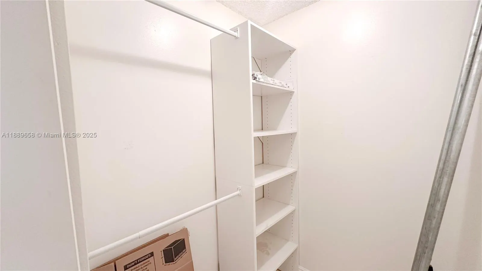 800 Parkview Dr, #323