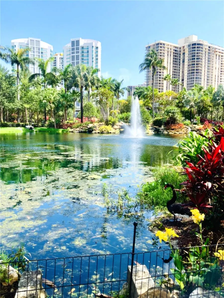 3600 Mystic Pointe Dr, #1801