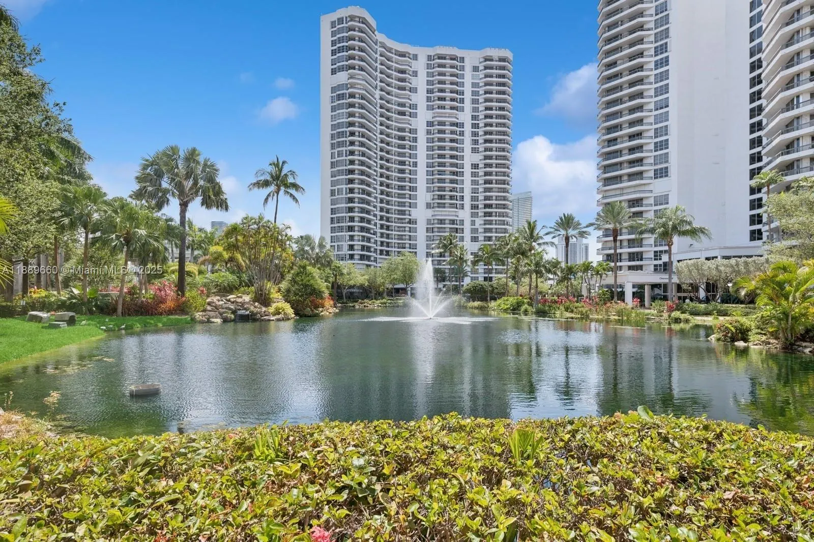3600 Mystic Pointe Dr, #1801