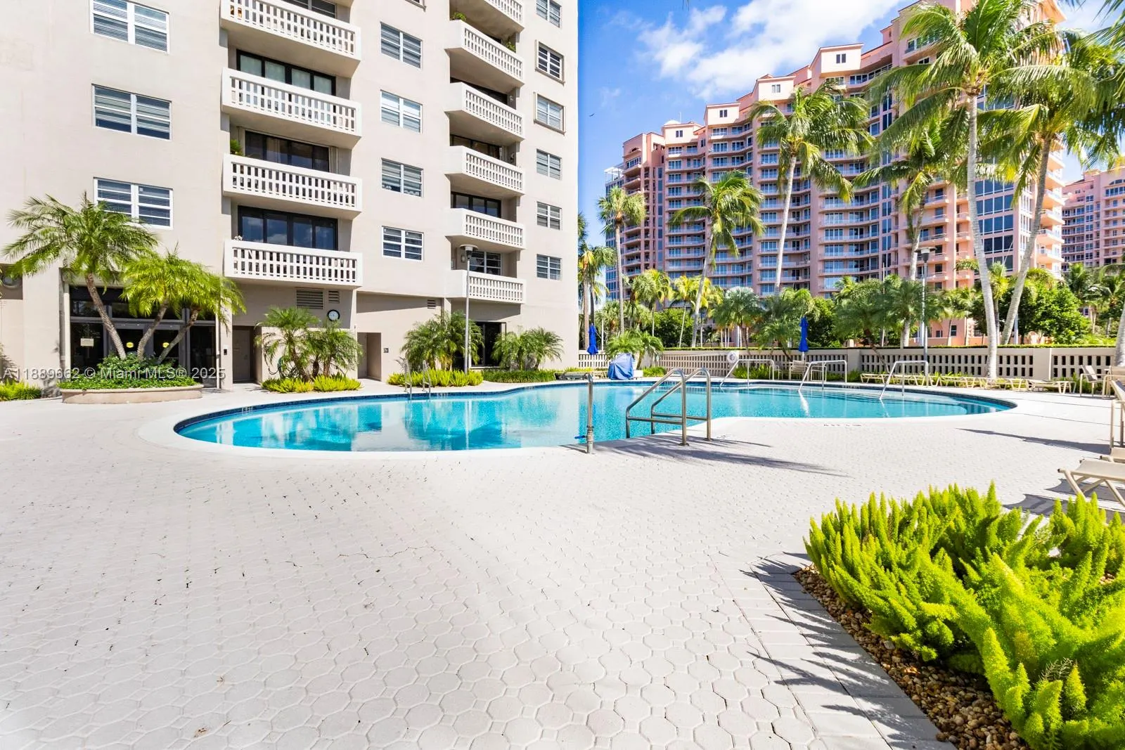 90 Edgewater Dr, #1218
