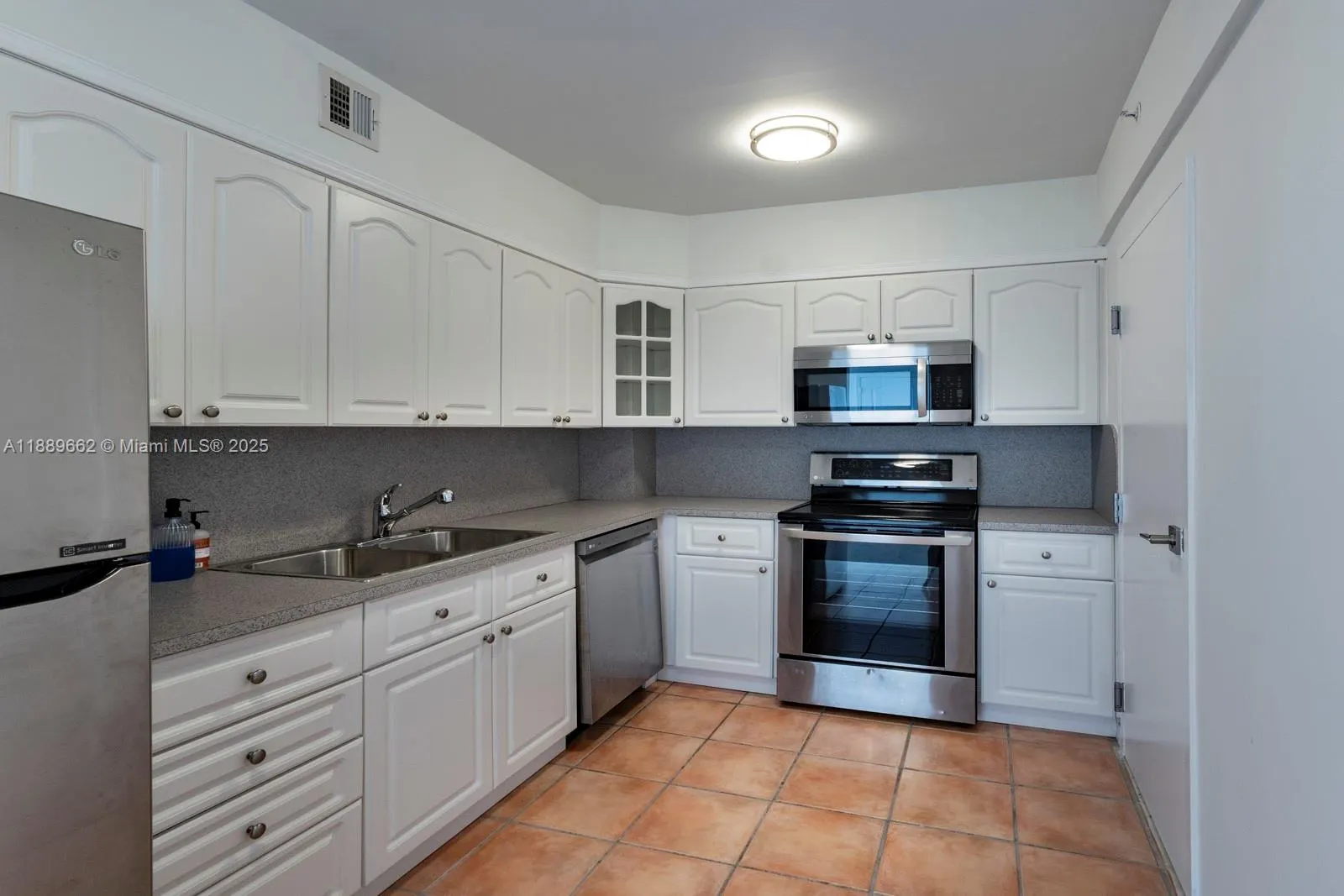 90 Edgewater Dr, #1218