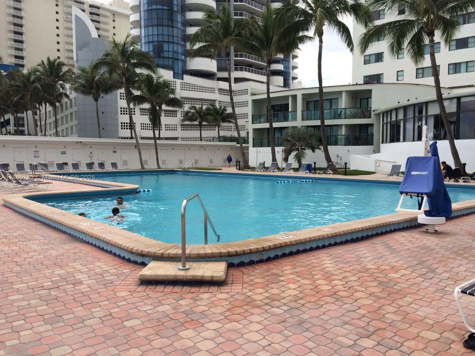 6345 Collins Ave, #937