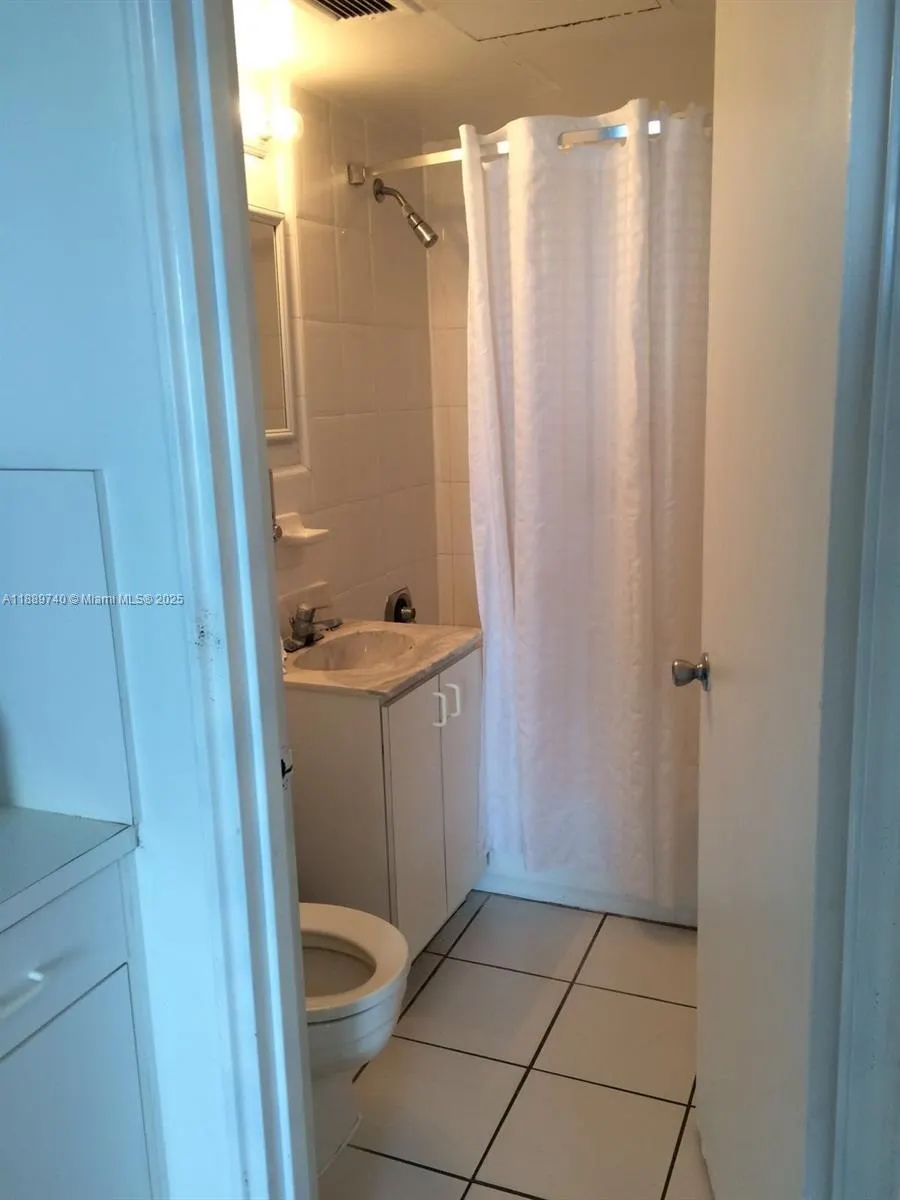 6345 Collins Ave, #937