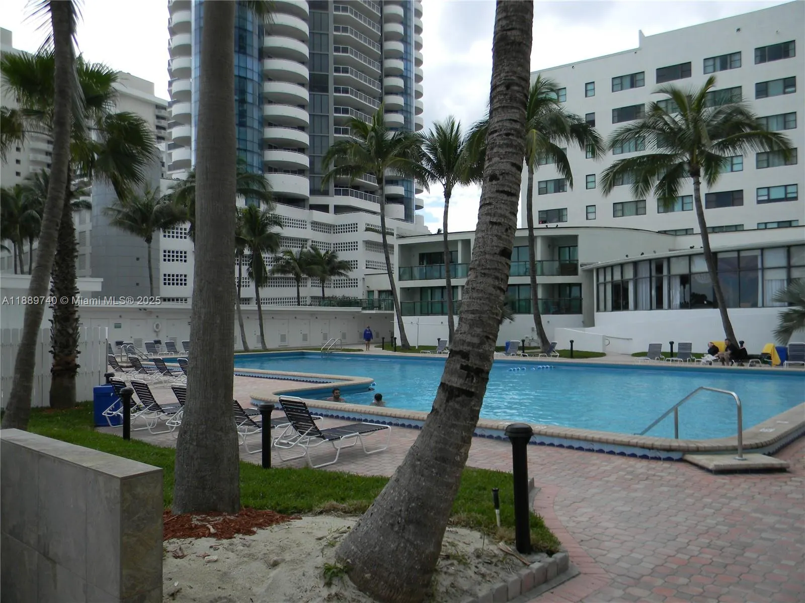 6345 Collins Ave, #937