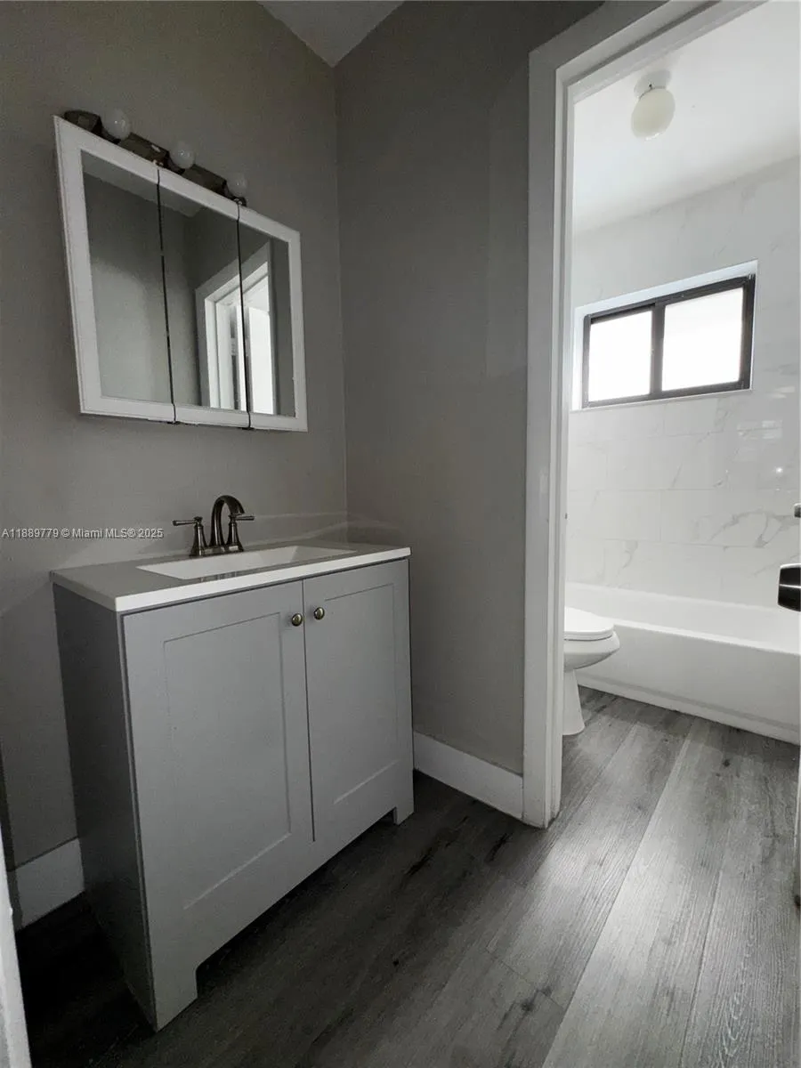 805 W 30th St, #22