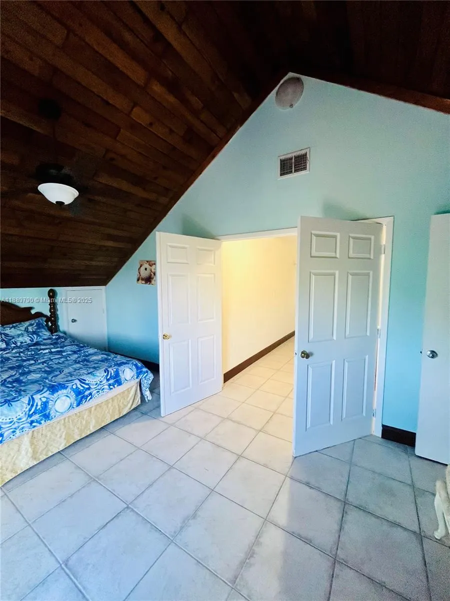 202 W Canal Dr