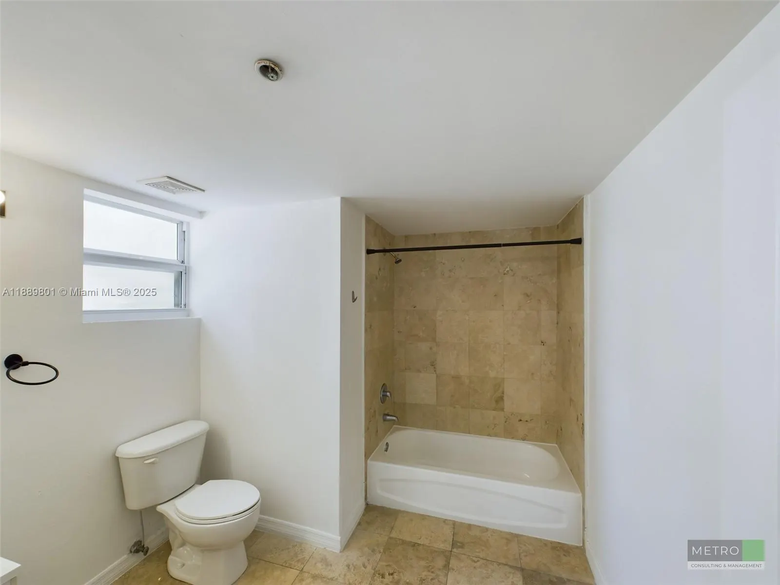 425 NE 30th St, #402