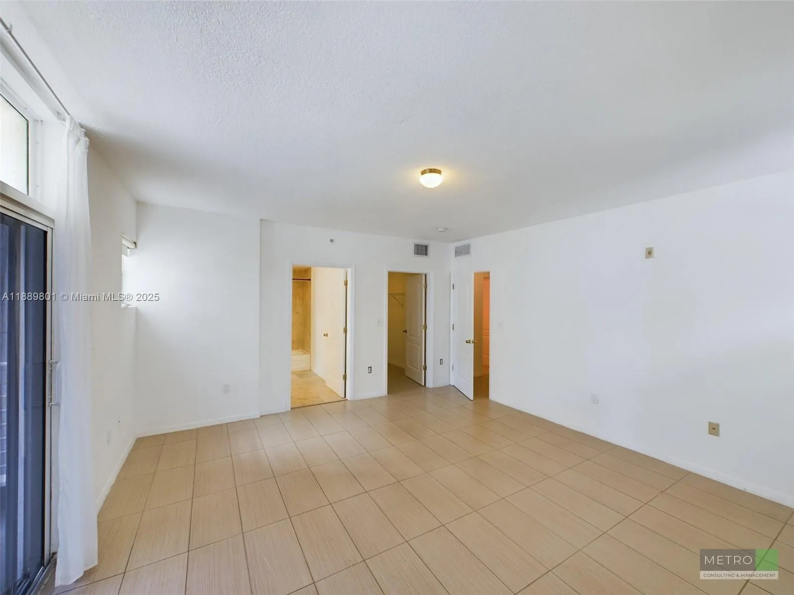 425 NE 30th St, #402