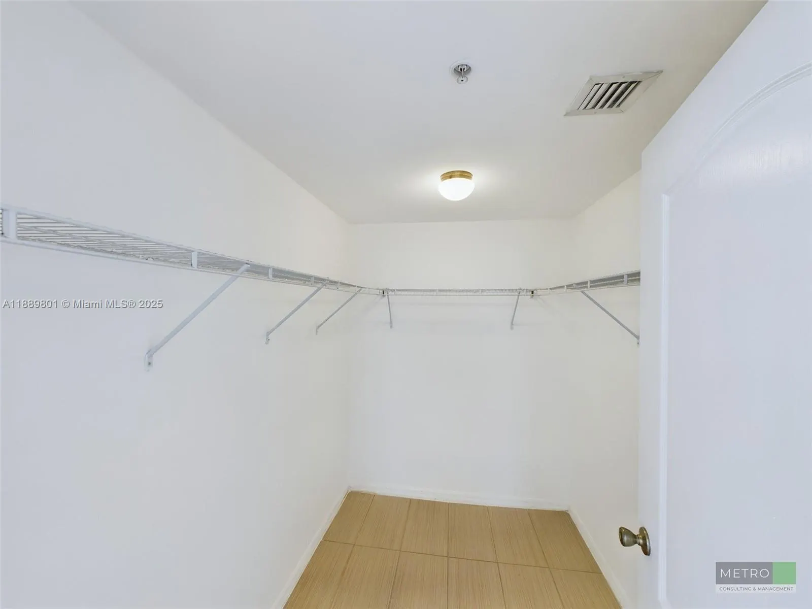 425 NE 30th St, #402