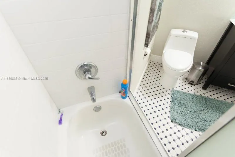 5880 Collins Ave, #306