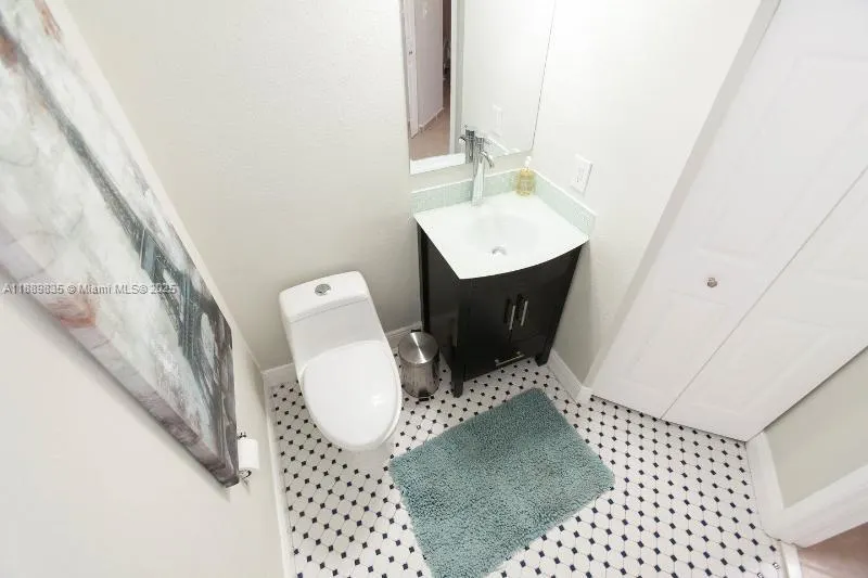 5880 Collins Ave, #306