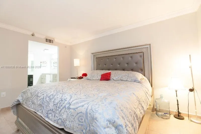 5880 Collins Ave, #306