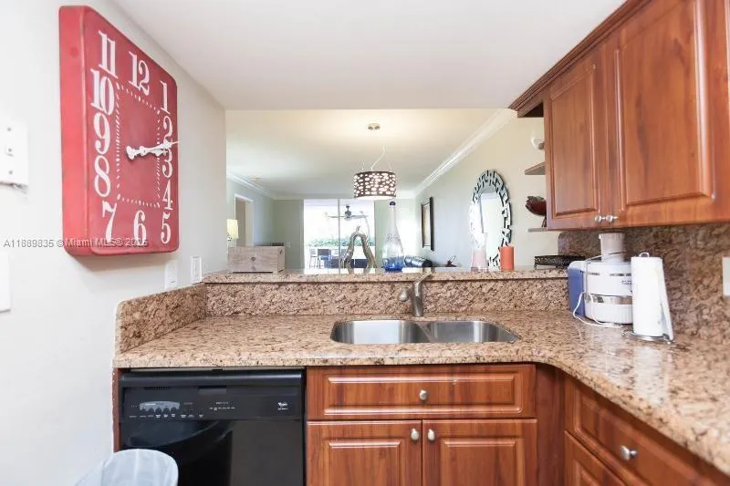 5880 Collins Ave, #306
