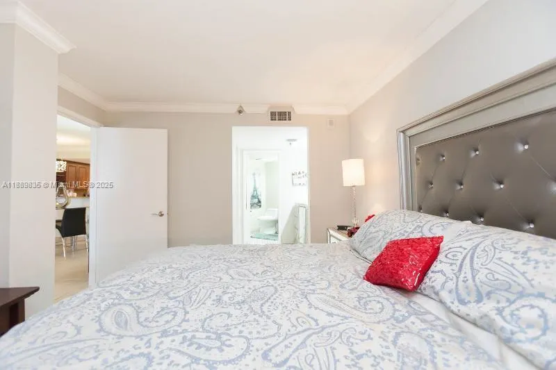 5880 Collins Ave, #306