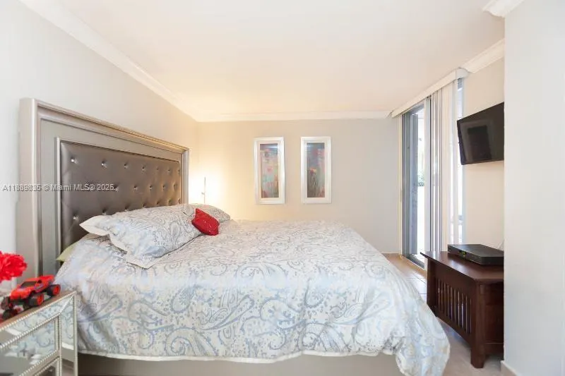 5880 Collins Ave, #306
