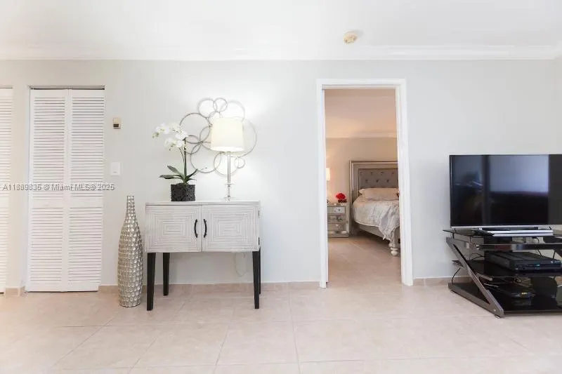 5880 Collins Ave, #306