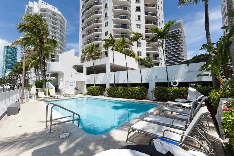 5880 Collins Ave, #306
