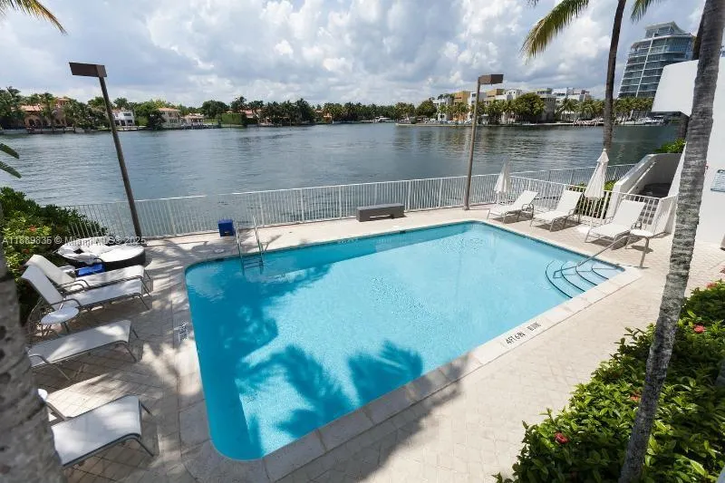 5880 Collins Ave, #306