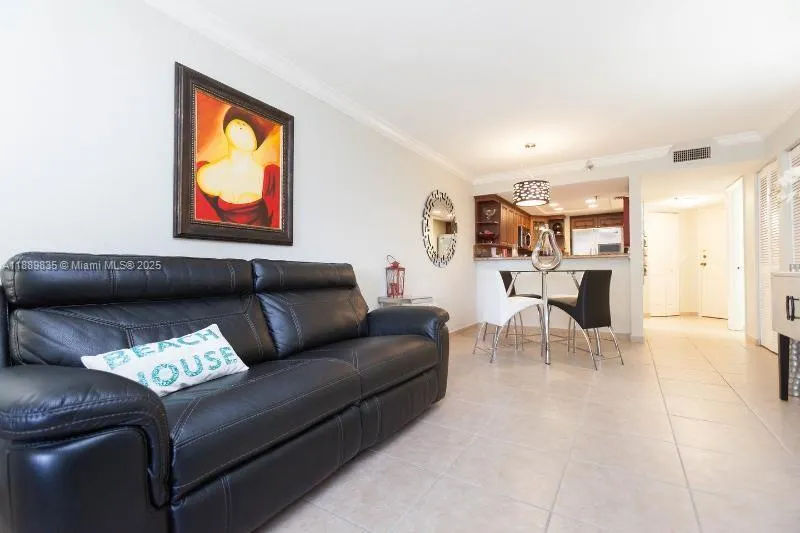 5880 Collins Ave, #306
