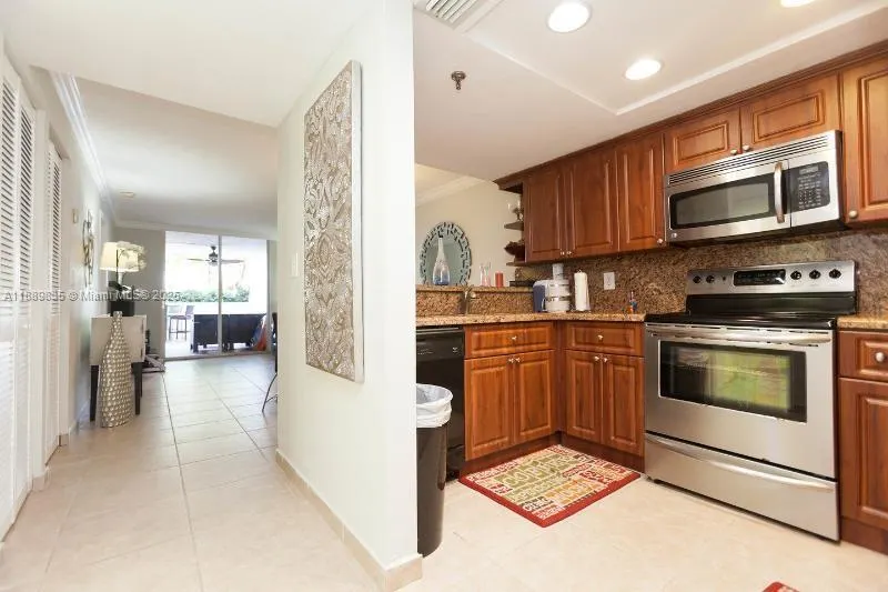 5880 Collins Ave, #306
