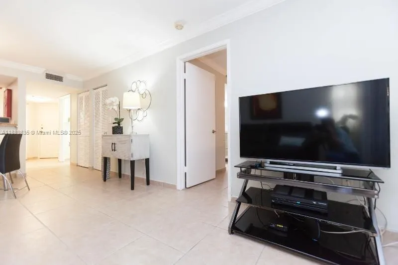 5880 Collins Ave, #306