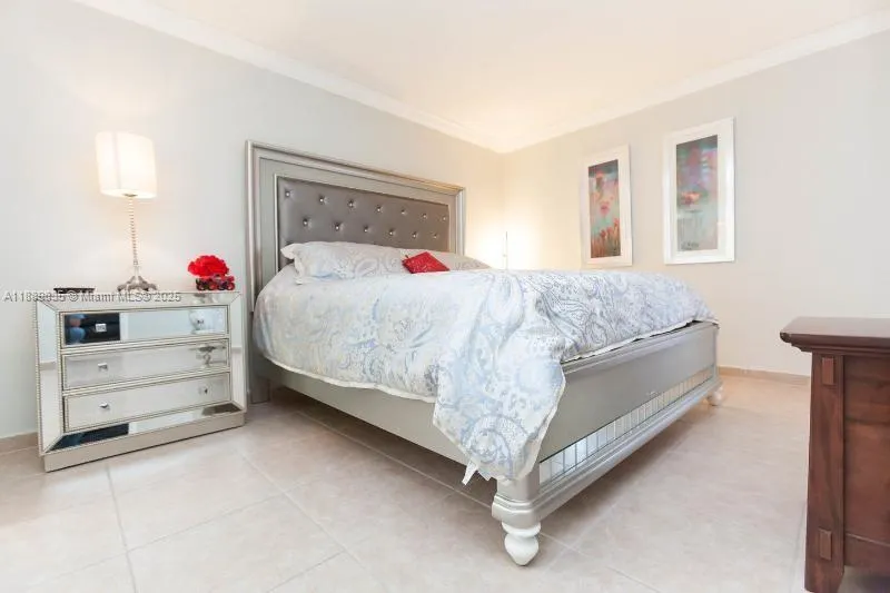 5880 Collins Ave, #306