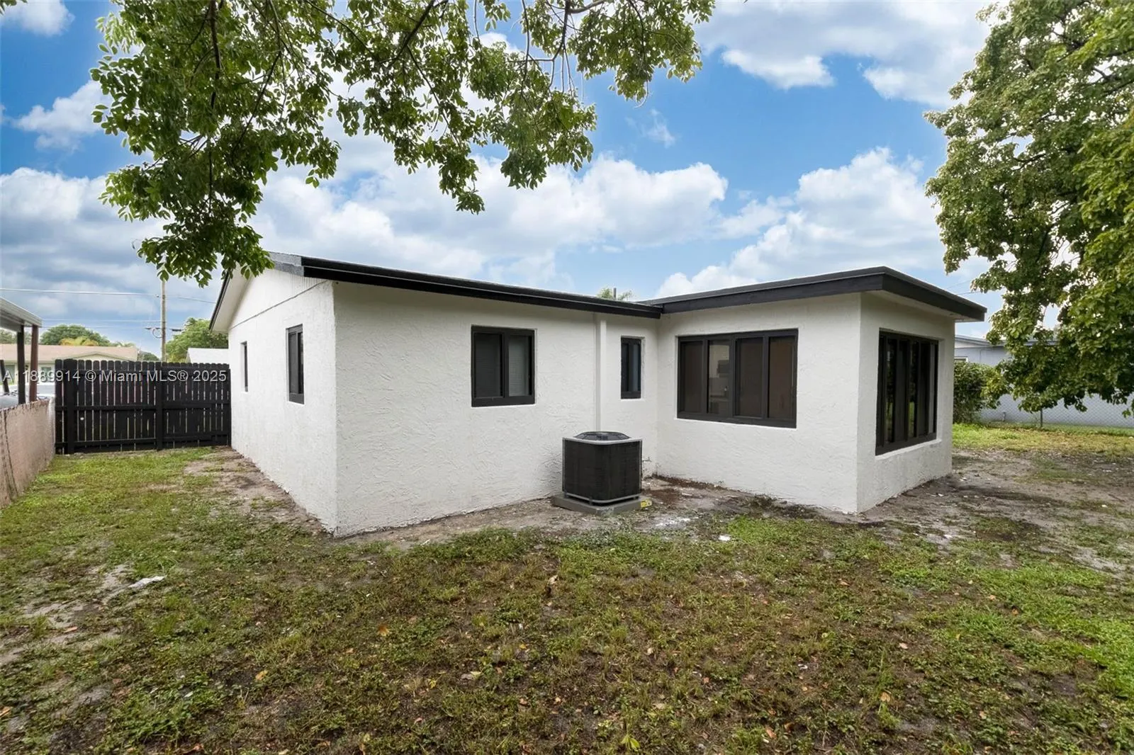 3271 NW 18th St