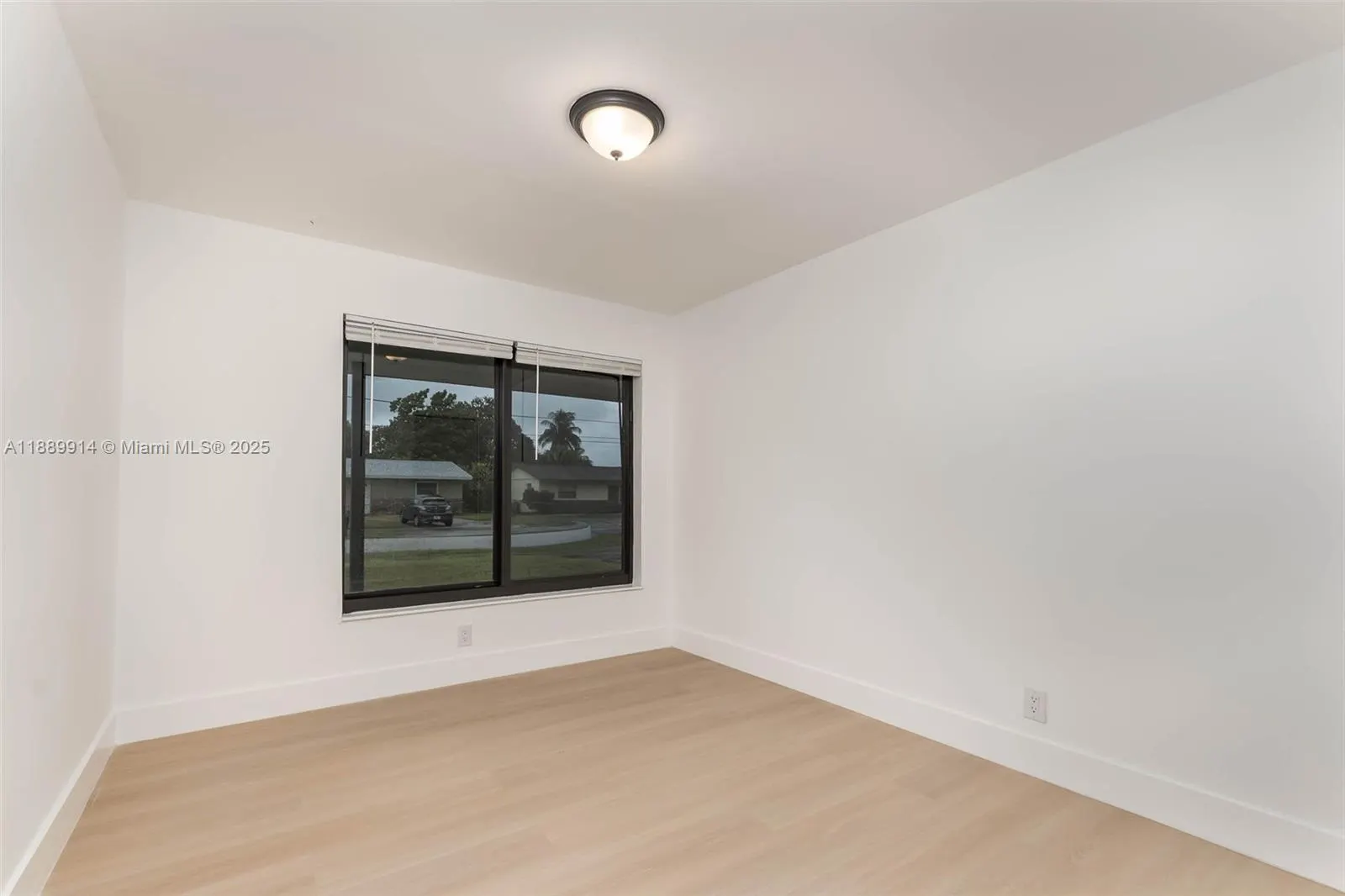 3271 NW 18th St