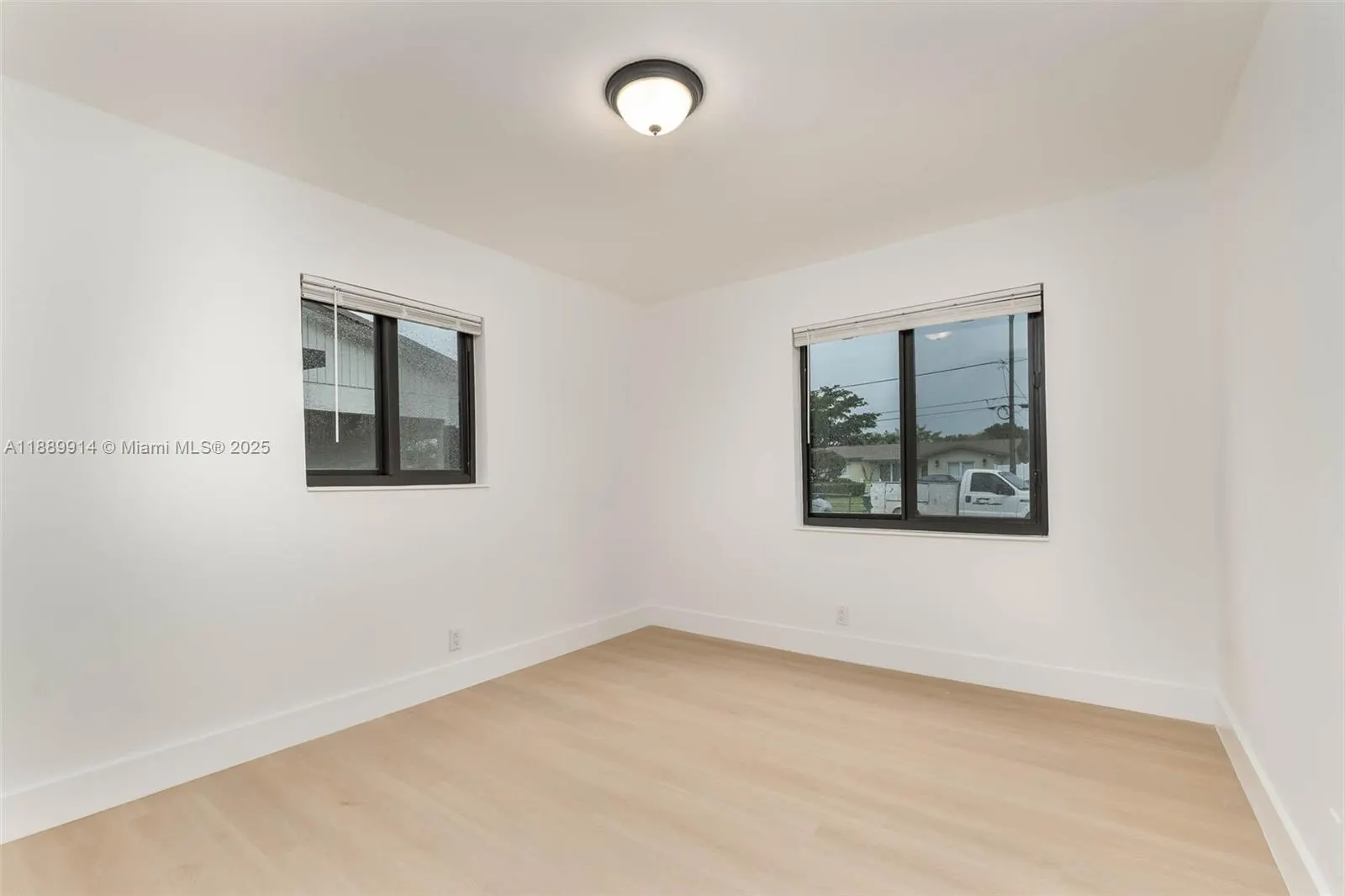 3271 NW 18th St