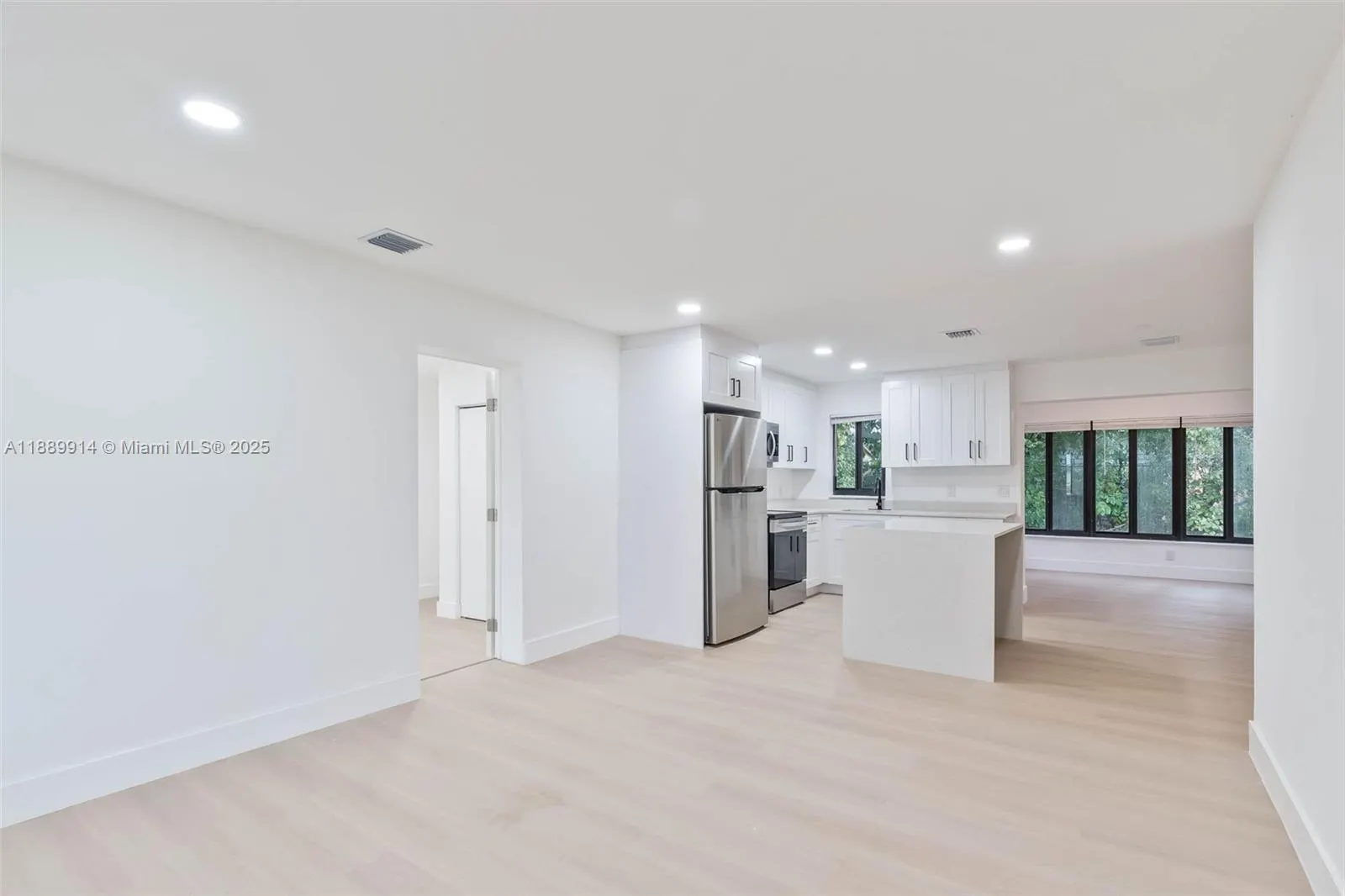 3271 NW 18th St