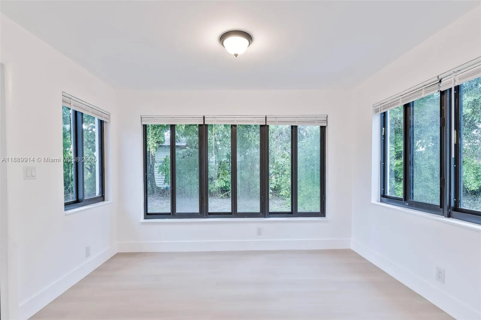 3271 NW 18th St