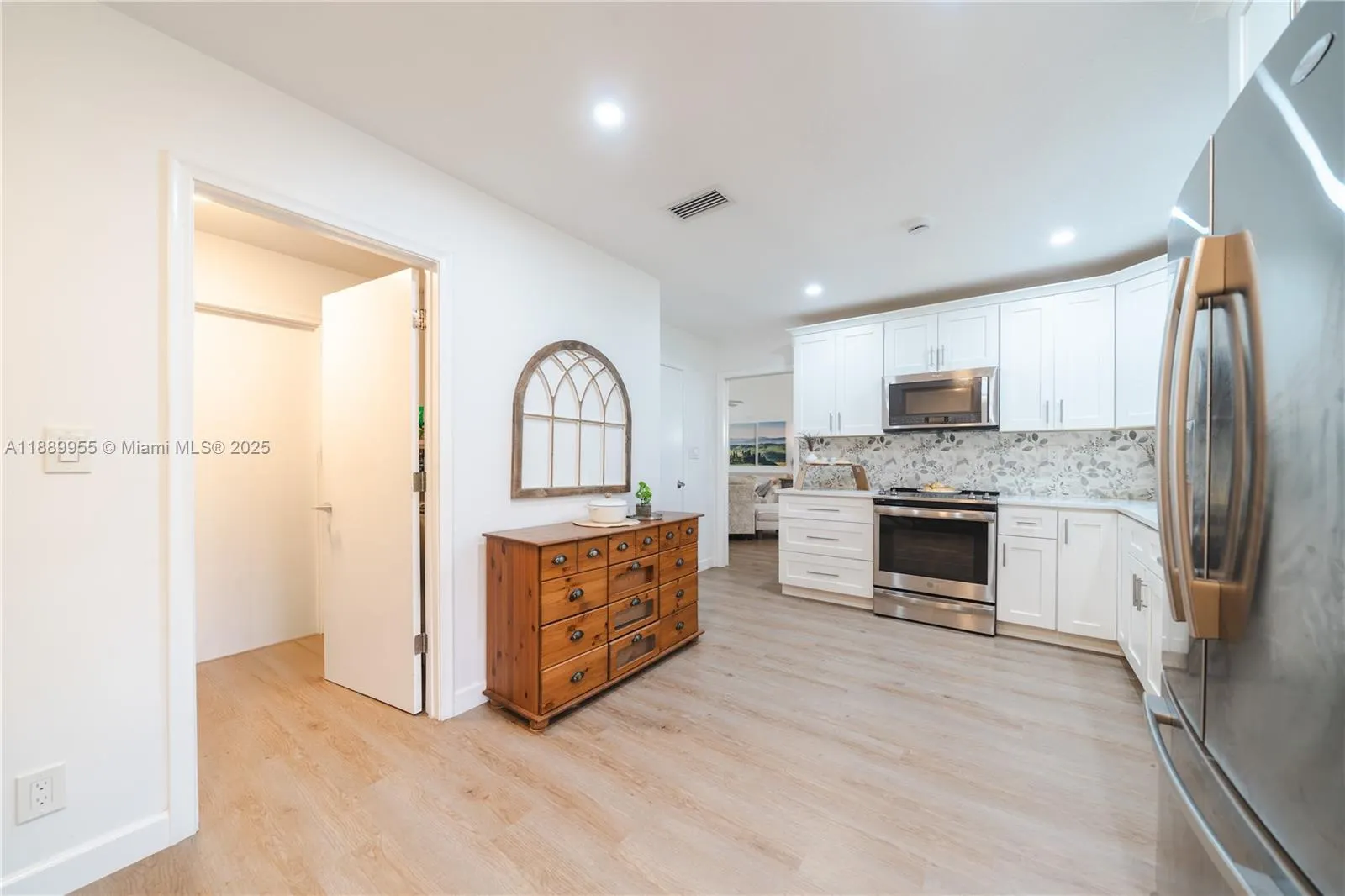 7747 Cloverfield Cir